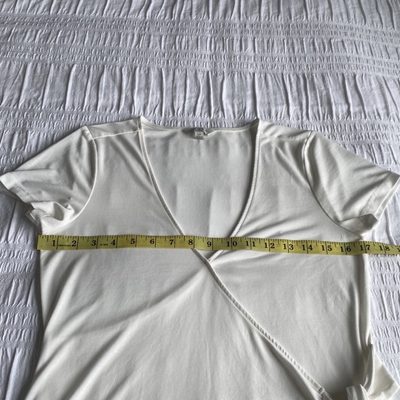 Lucky Brand 🍀 short sleeved ivory v neck top with wrap style & side tie. Size S - Picture 9 of 13